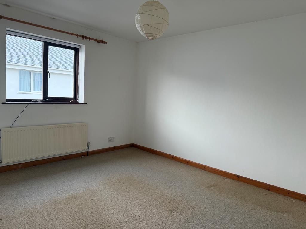 Lot: 174 - COACH HOUSE WITH SPACIOUS ACCOMMODATION PLUS FOUR SELF CONTAINED GARAGES AND PARKING - 